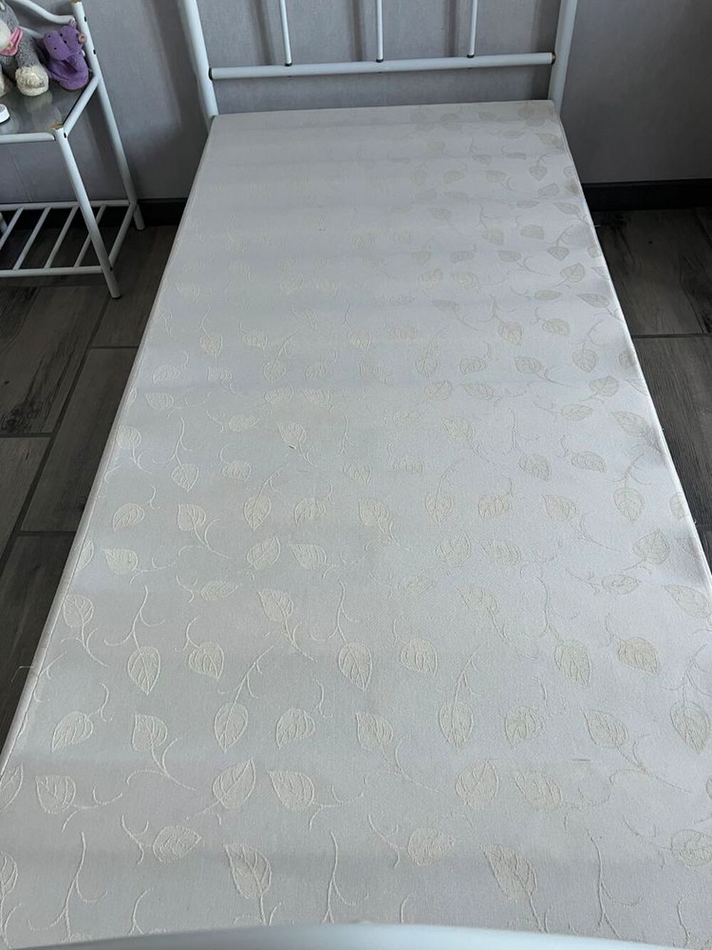 Tour de lit + chevet + sommier tapissier + matelas Meubles