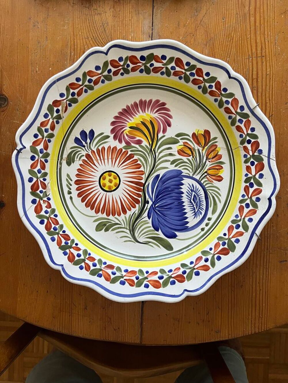 Deux belles assiettes de chez Henriot &agrave; Quimper Décoration