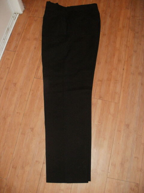 Pantalon noir, avec fines rayures verticales.
15 Saint-Abraham (56)