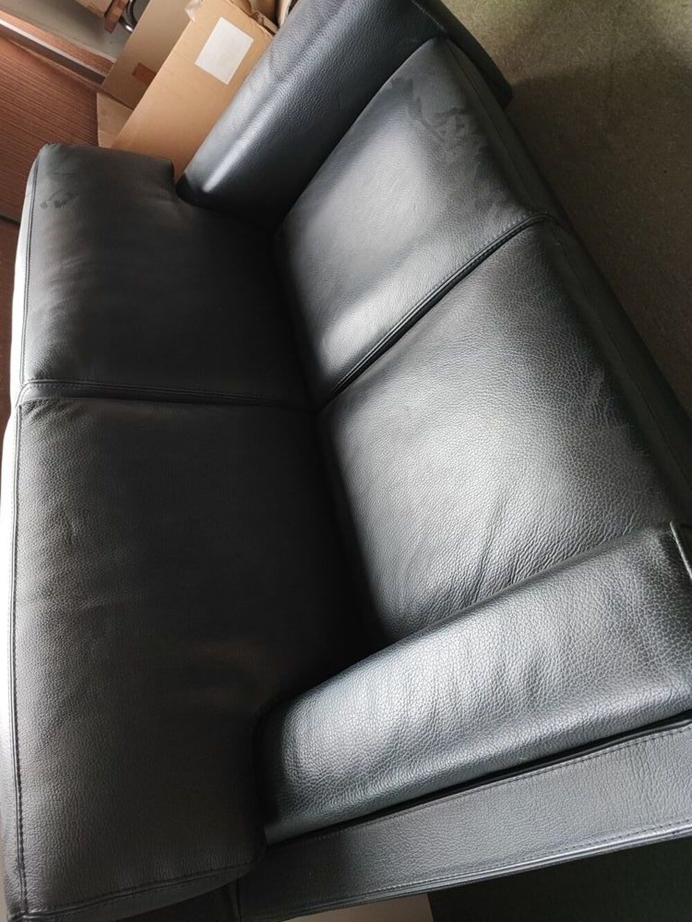 Canap&eacute; cuir 2 places + table basse en cuir Meubles