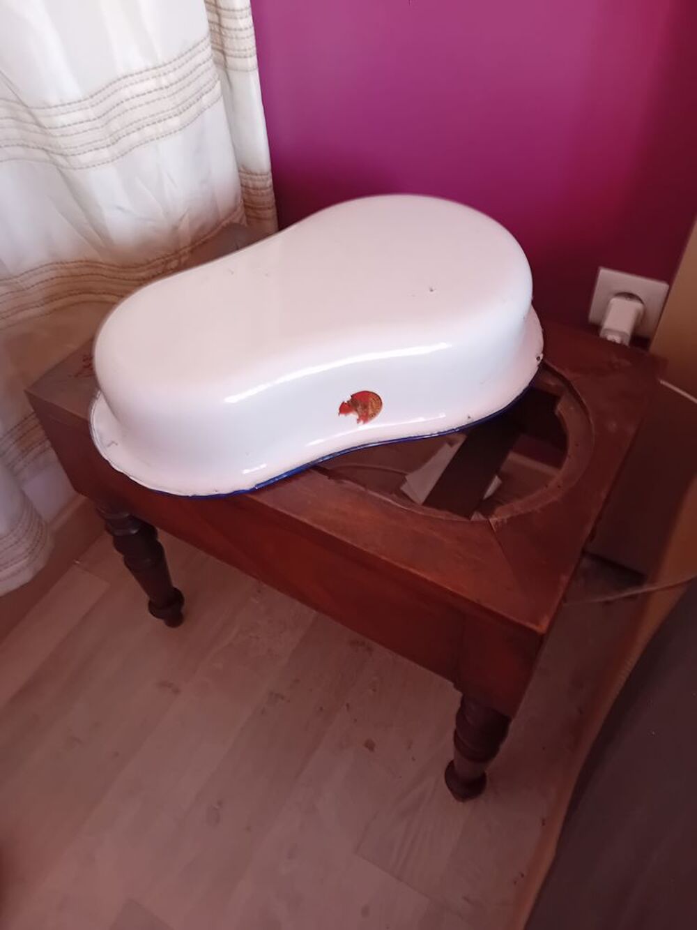 Table de toilette ancienne bois avec bassine Décoration
