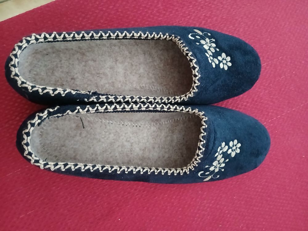 Une paire de pantoufle Femme Chaussures
