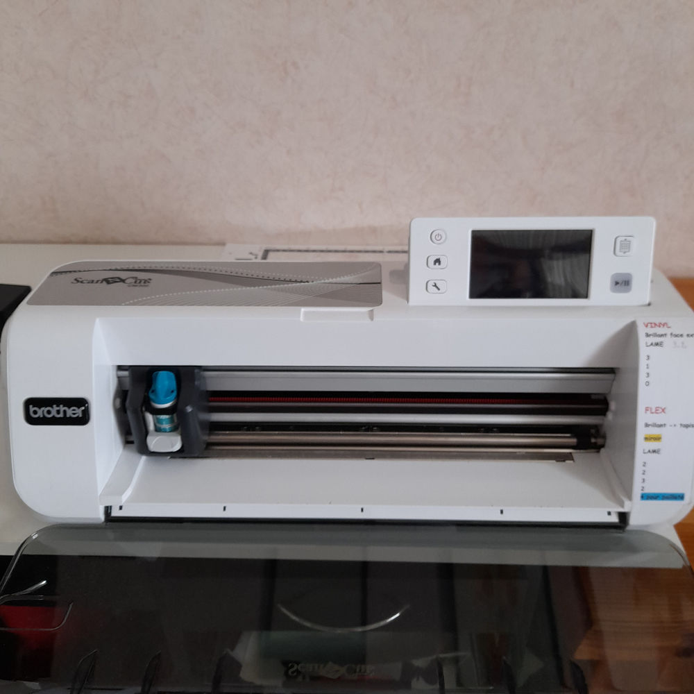 Machine &agrave; d&eacute;couper BROTHER ScanNcut CM300 Matériel informatique