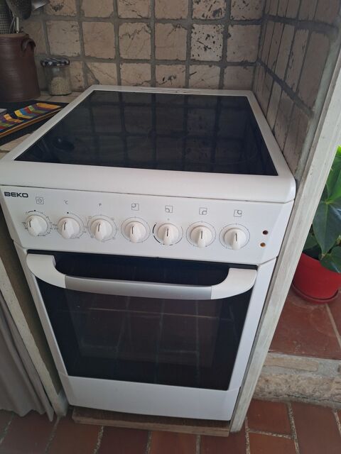 Cuisinière vitrocéramique blanche BEKO 30 Éguilles (13)