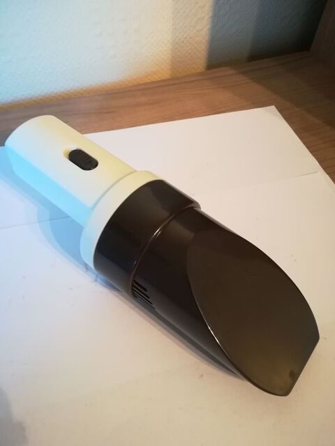 ramasse miettes / petit aspirateur / table 
0 Mouvaux (59)