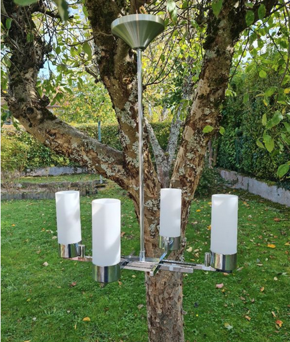 Lustre moderniste Jacques Adnet, tubes opalins, 1970 Décoration