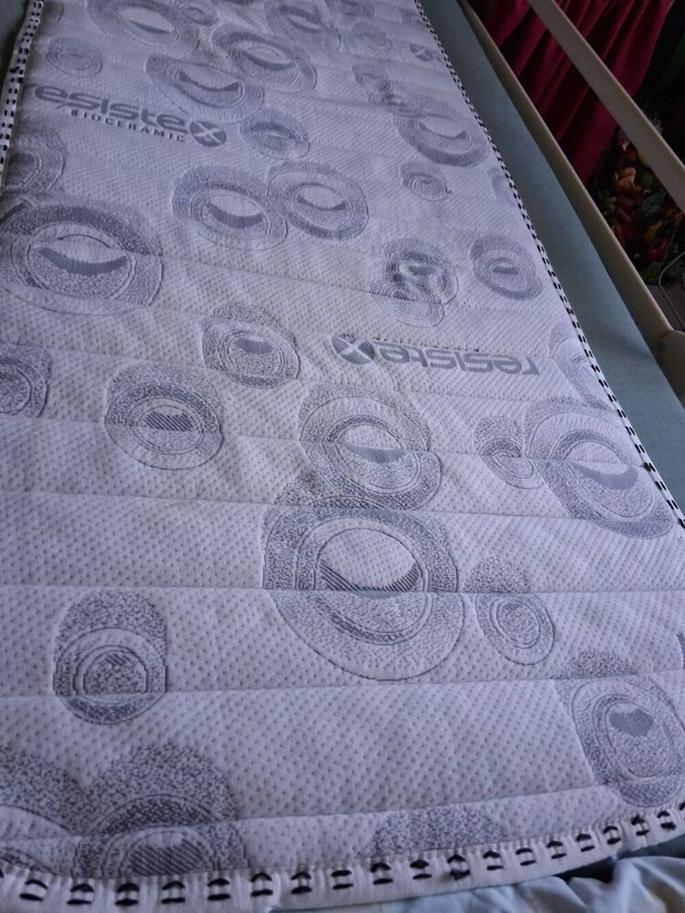 SURMATELAS MEMOIRE DE FORME 70X190, EN PARFAIT ETAT, POUR VOTRE CONFORT ET VOTRE REPOS PAISIBLE,MATELASER, EN PARFAIT ETAT. VISIBLE &agrave;€ ARDENTES Meubles