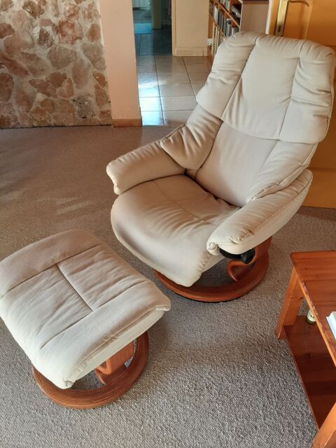 Stressless fauteuil avec pouf etat impeccable blanc cas� Les Arcs (83)