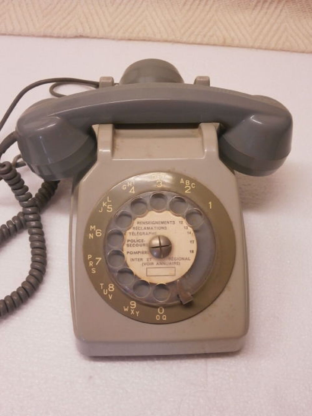 T&eacute;l&eacute;phone de collection S63 gris &agrave; cadran avec son &eacute;couteur 