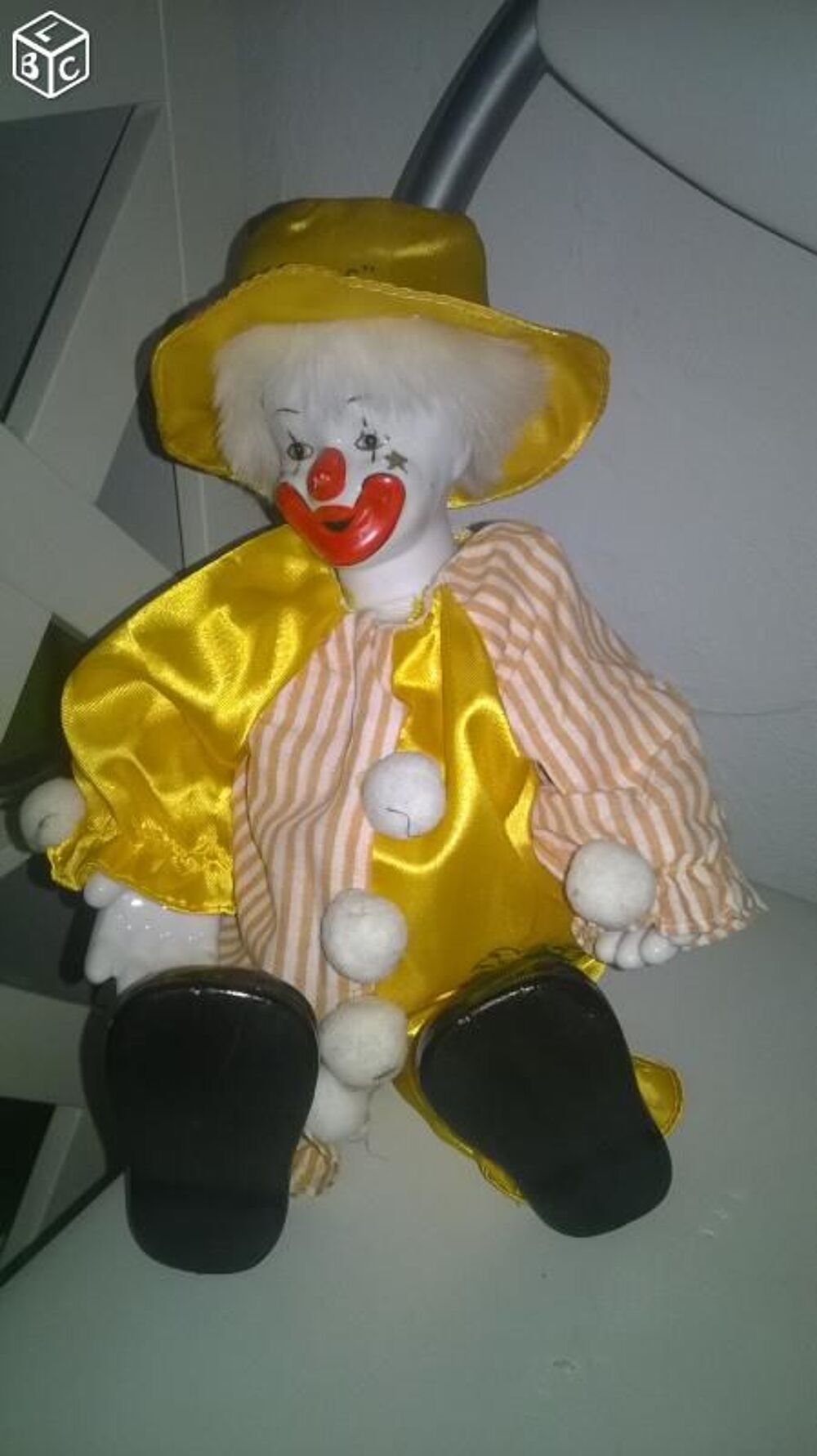 Clown jaune
Pieds et main en porcelaine articule
Tres bell 