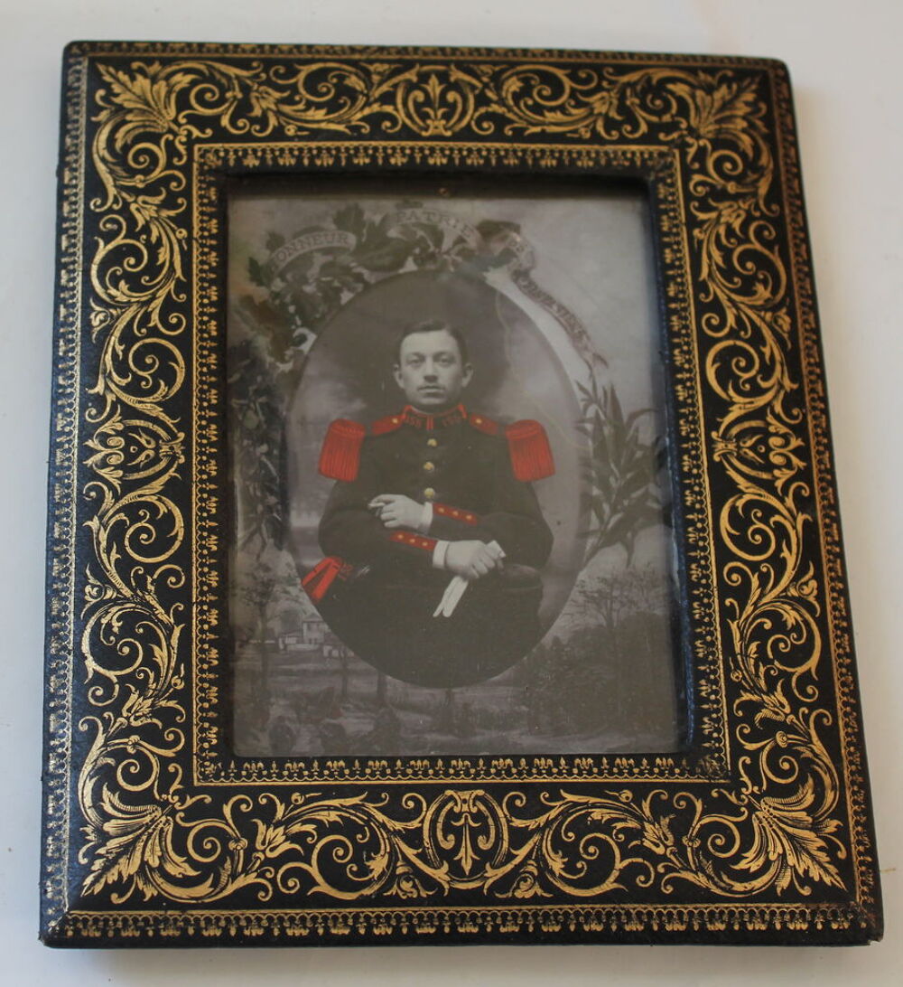 Cadre Napol&eacute;on III en cuir avec rehauts dor&eacute;s
verre bomb&eacute;, Décoration