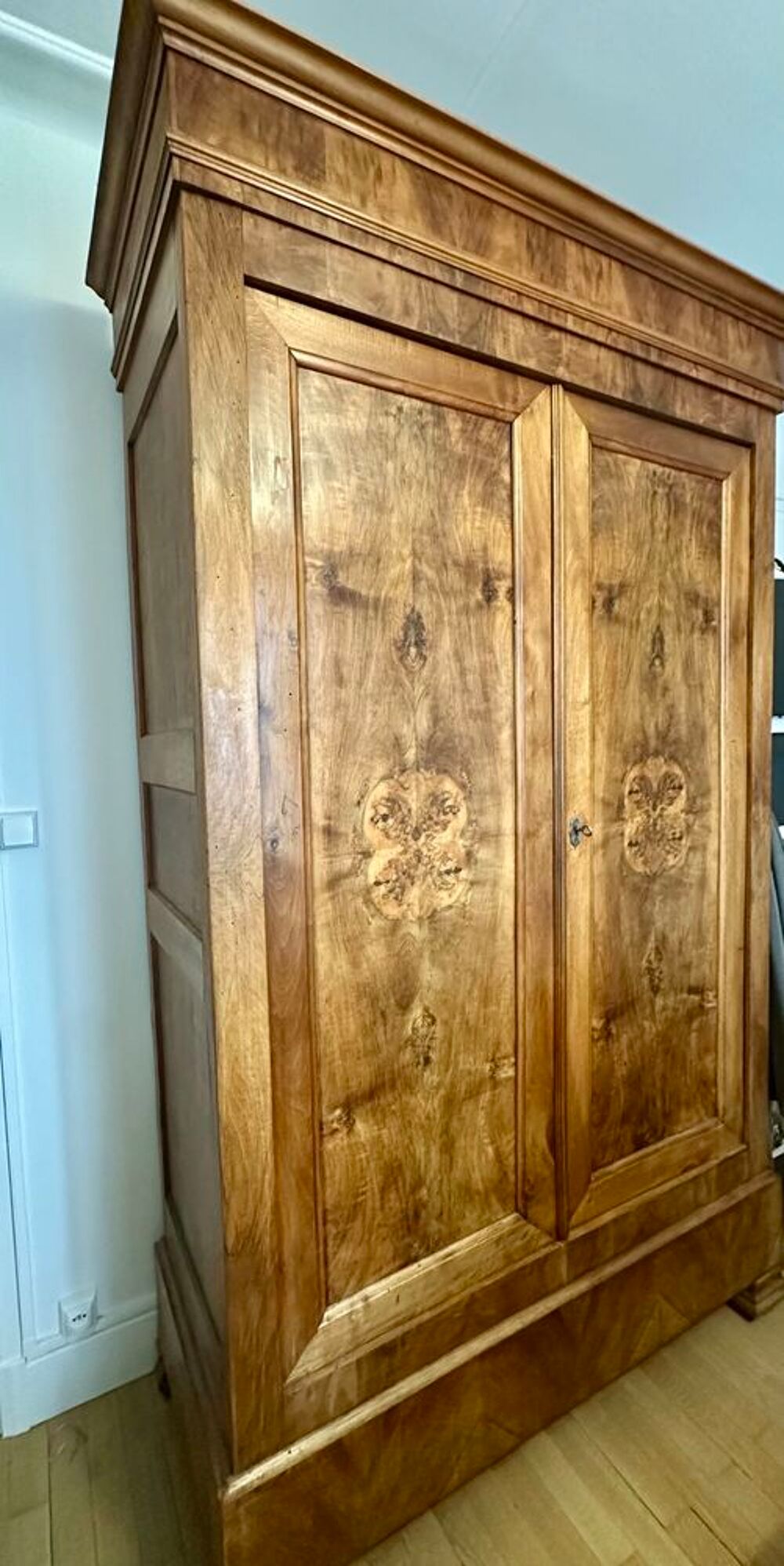 Armoire ancienne belle et spacieuse Meubles