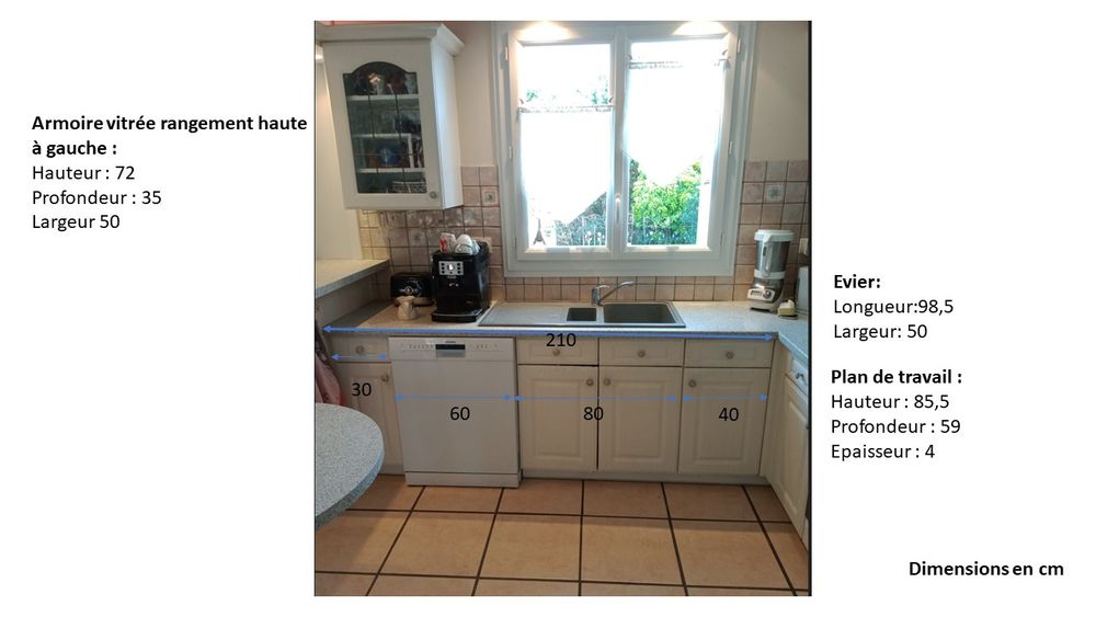 Cuisine &eacute;quip&eacute;e avec table et bar Meubles