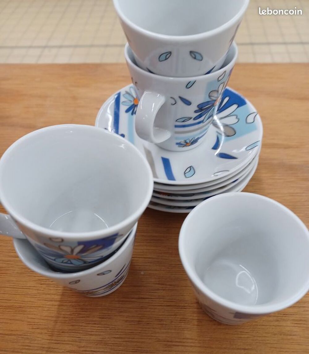 lot de petites tasses et soucoupes Cuisine