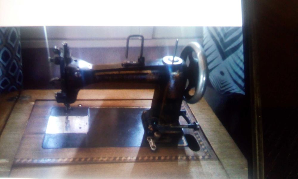 machine a coudre avec son meuble ancien 