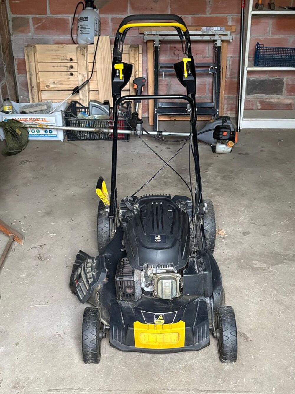 Tondeuse auto tract&eacute;e Jardin