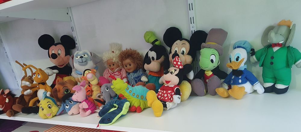 Lot de 22 peluches personnages Disney et autres Jeux / jouets