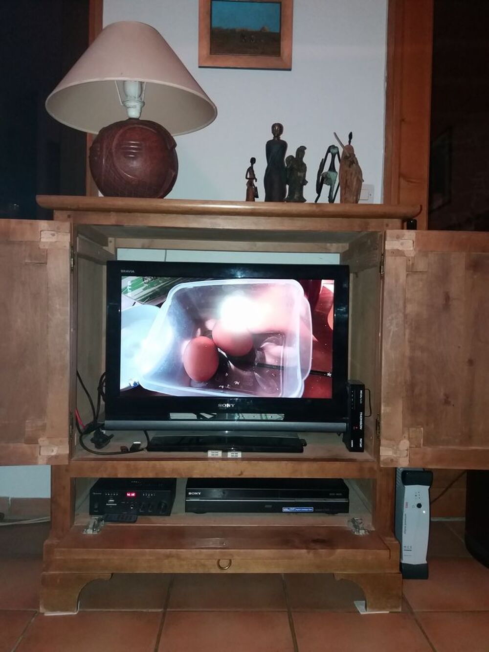 Meuble t&eacute;l&eacute;vision bois massif avec t&eacute;l&eacute;viseur Sony Bravia Meubles