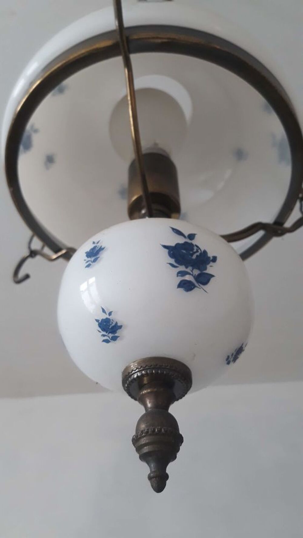 Suspension vintage fer forg&eacute; et opaline blanche
Décoration
