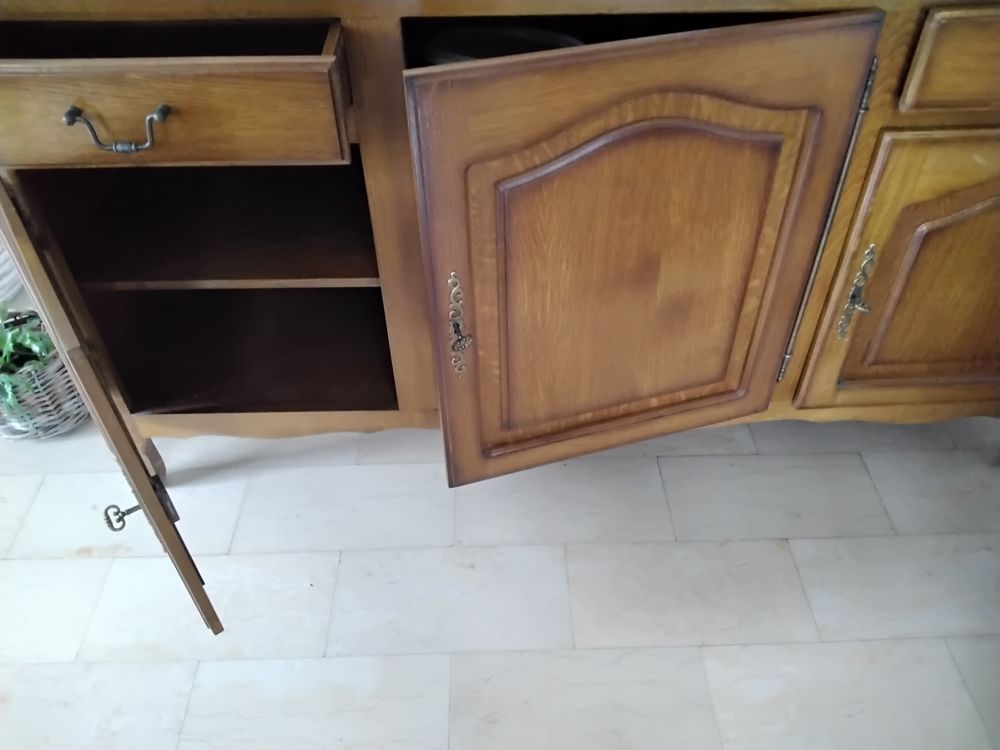  buffet bas largeur 1,80 m haut0,94m profondeur 0,50 m Meubles