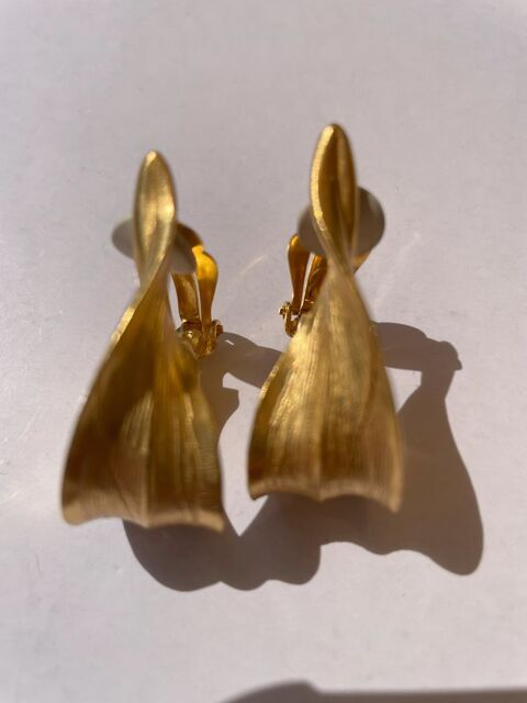 BO Clip dor�e feuille recourb�e ANTIGONA 85 Vigneux-sur-Seine (91)