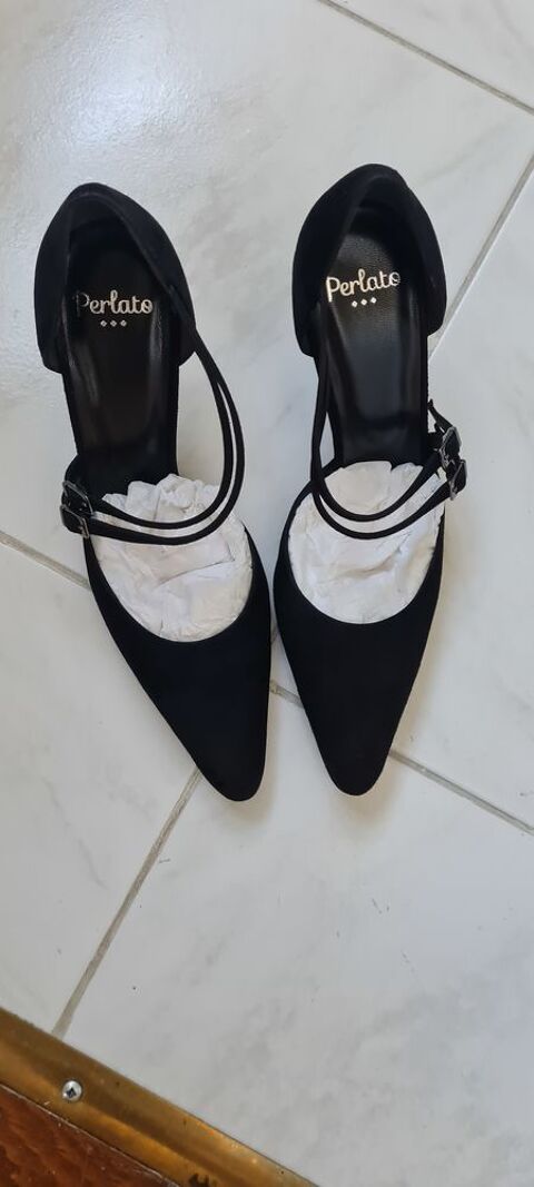 Paire neuve de chaussures noires PERLATO taille 39 Nogent-sur-Marne (94)
