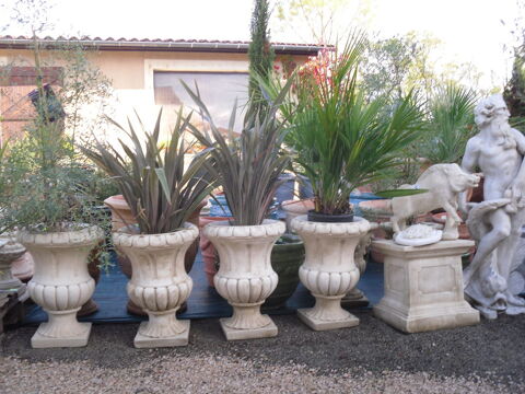   VASES  MEDICIS   EN PIERRE  RECONSTITUEE   NEUF
110 Boucagnres (32)