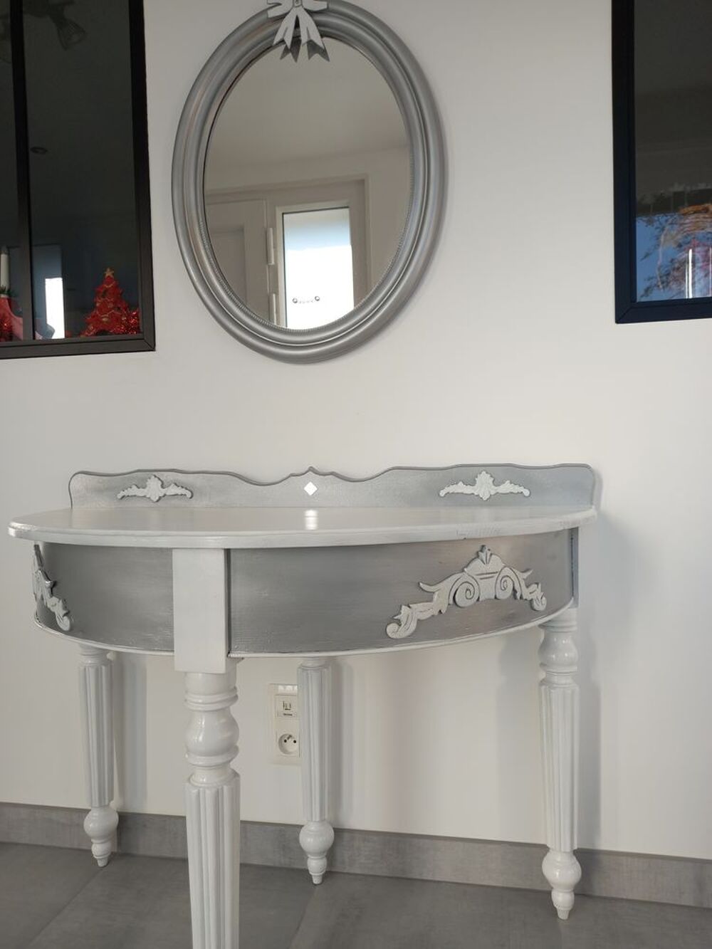 Console de style avec miroir. Meubles