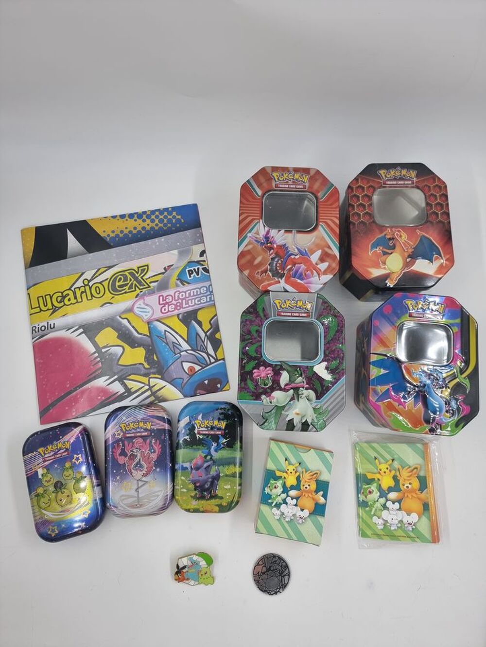 Lot de Pok&eacute;box (pour carte Pok&eacute;mon) avec 1 Poster, 1 Pin's 