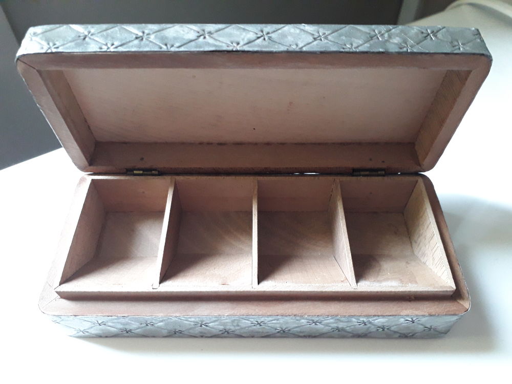 Ancienne bo&icirc;te &agrave; timbre en bois et m&eacute;tal 