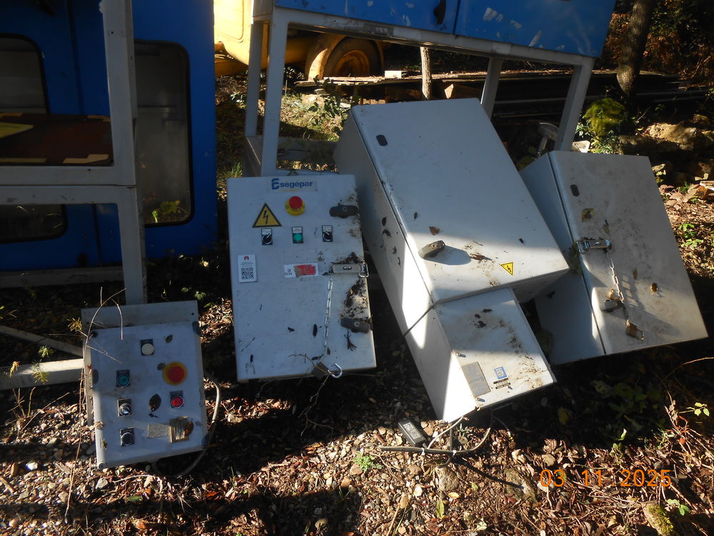   plusieurs coffrets electrique en fer .B.E.G.
LOT de 4 .  