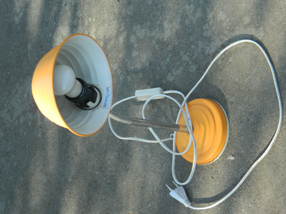 UNE LAMPE DE BUREAU ORANGE Décoration