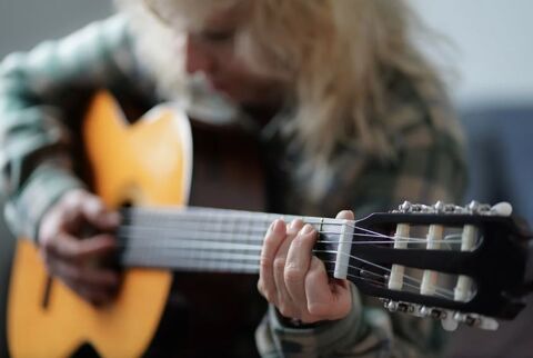 FEMME PROF. Donne COURS GUITARE, MUSIQUE Ts STYLES,Tt NIVEAU 0 73200 Albertville