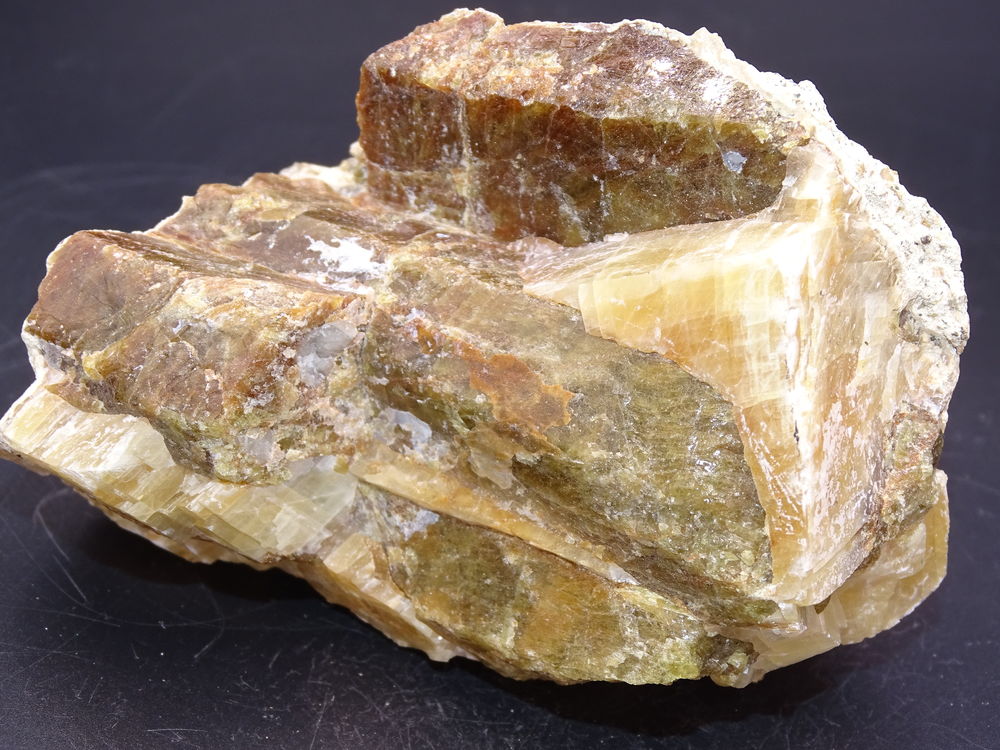Apatite vert / jaune Minas Gerais Br&eacute;sil 571gr 105 x 76 x 72 