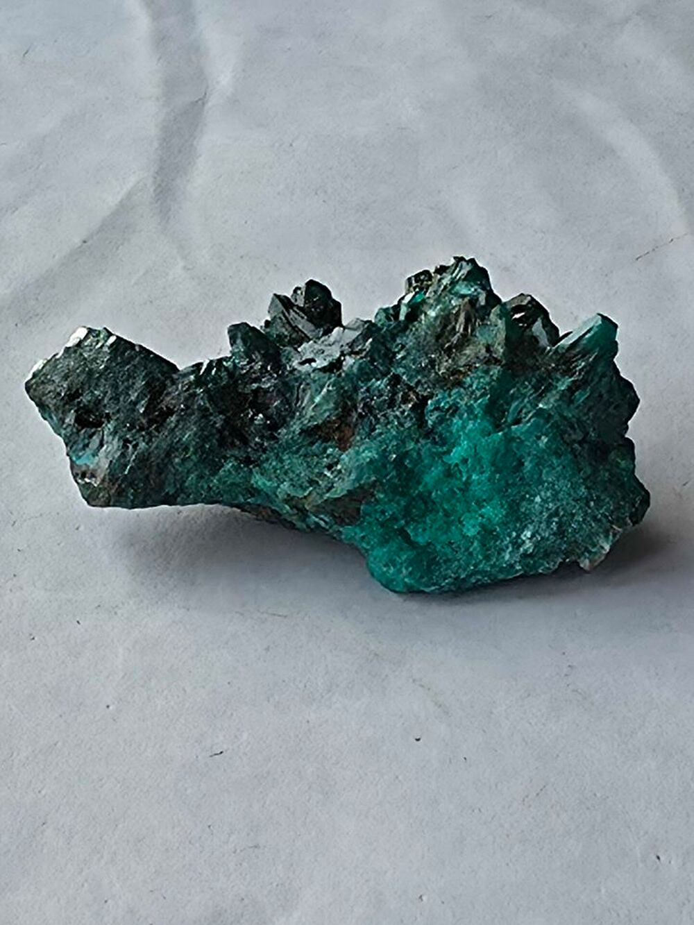 Pierre Dioptase du Katanga, vert &eacute;meraude brillant 