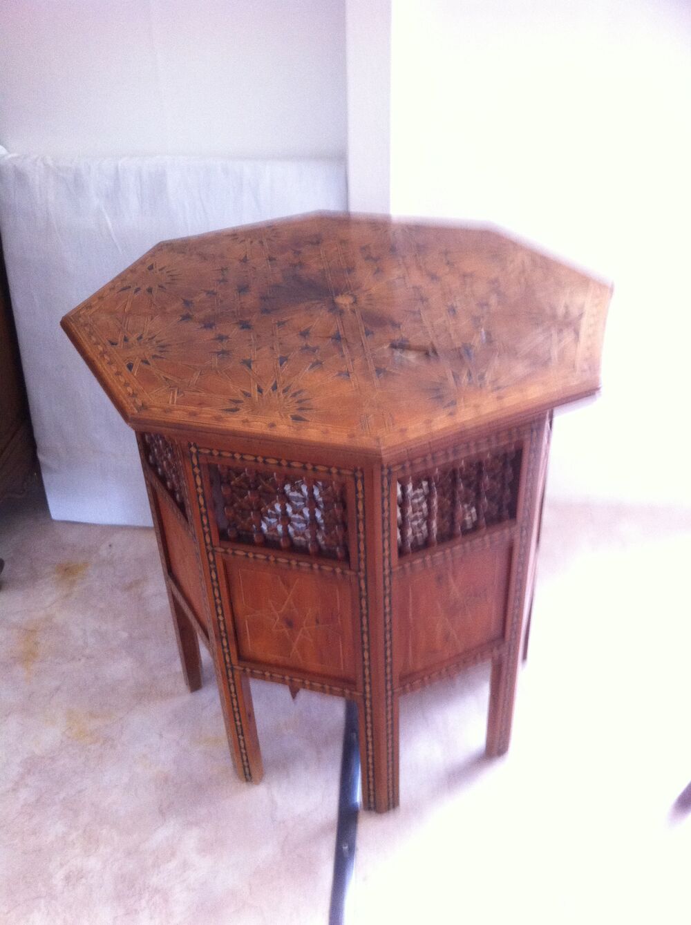 Table gu&eacute;ridon Afrique du Nord Meubles