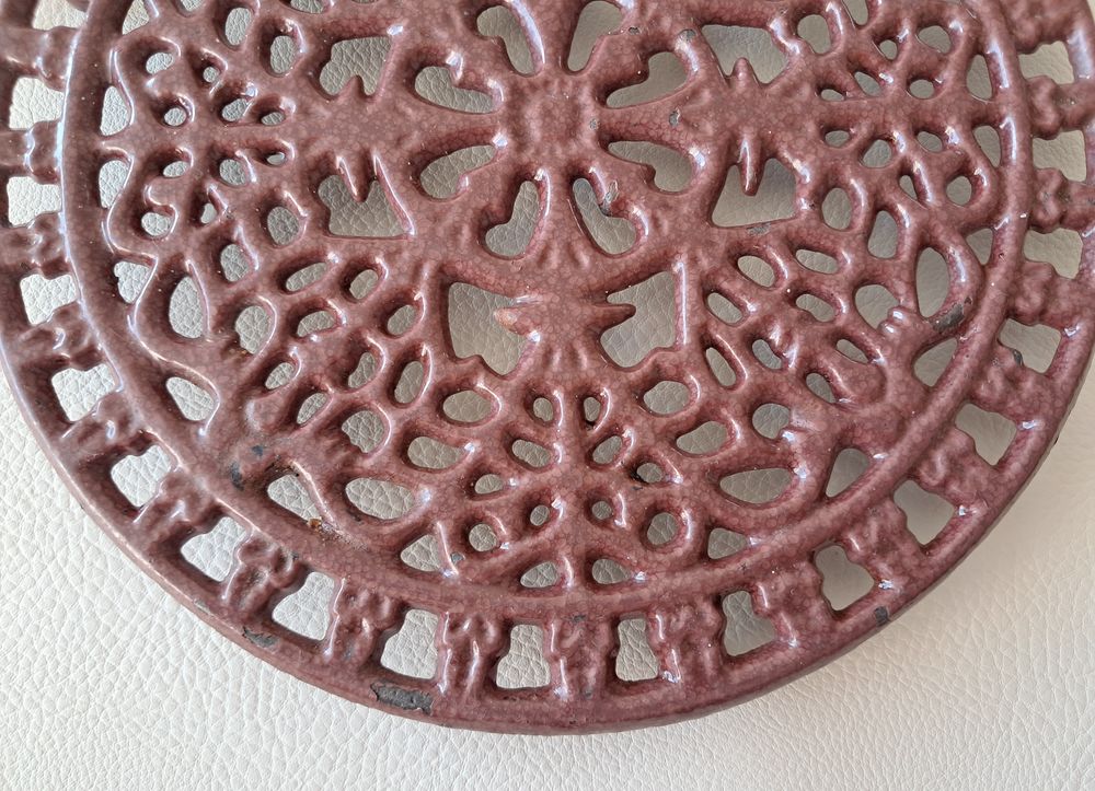 dessous de plat en fonte &agrave; formes g&eacute;om&eacute;triques bordeaux Cuisine