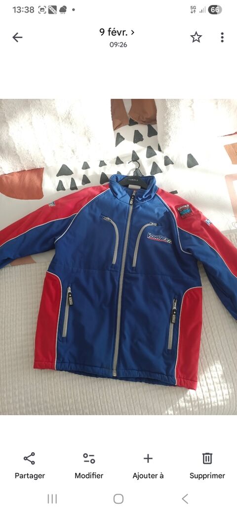 Veste bleue et rouge à poches zippées 100 Grasse (06)