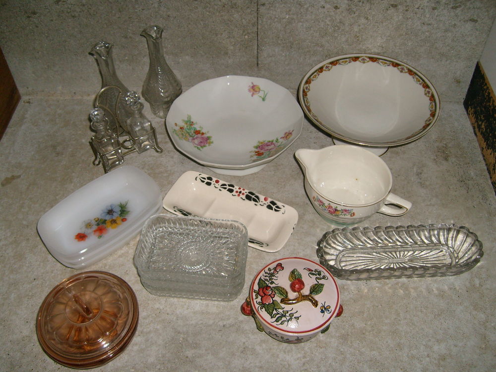 Assiettes, soupi&egrave;re, raviers, beurriers, ancien Décoration