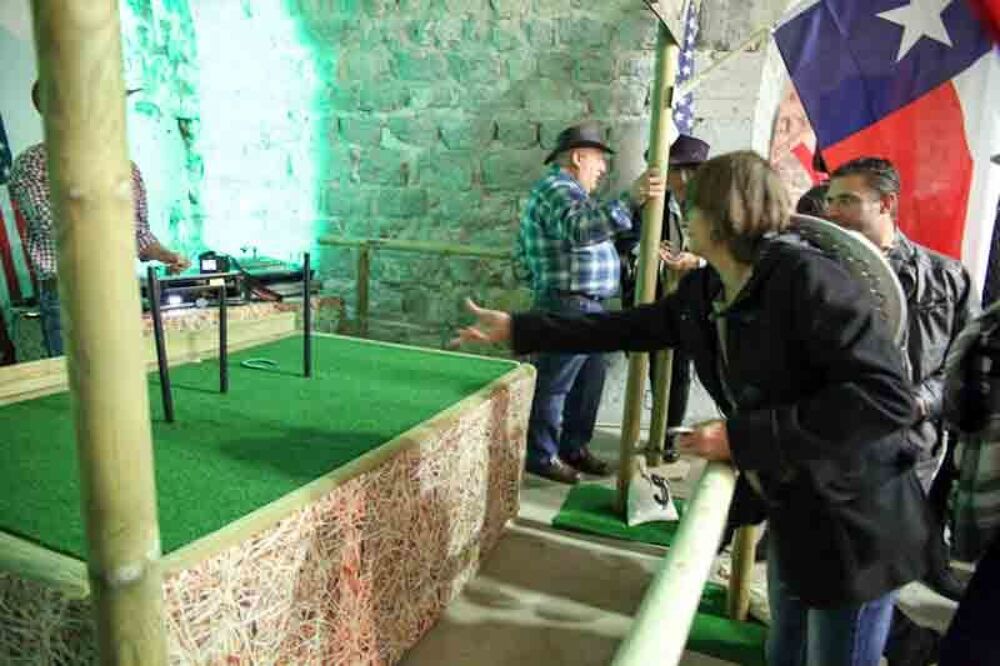 STAND DE JEU WESTERN DU LANCER DE FER A CHEVAL. Jeux / jouets