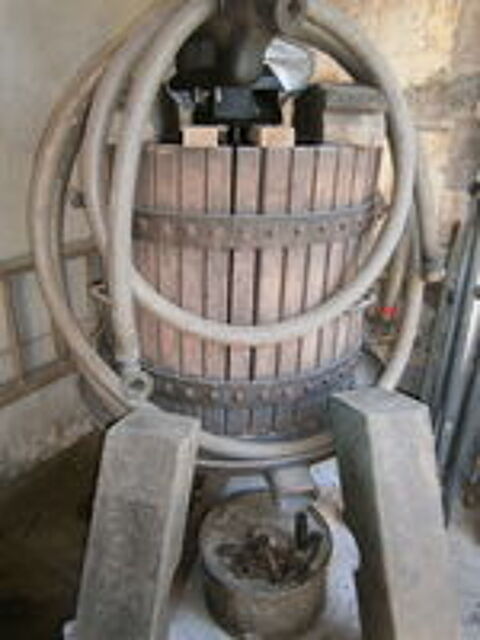   PRESSOIR A VIN ANCIEN 