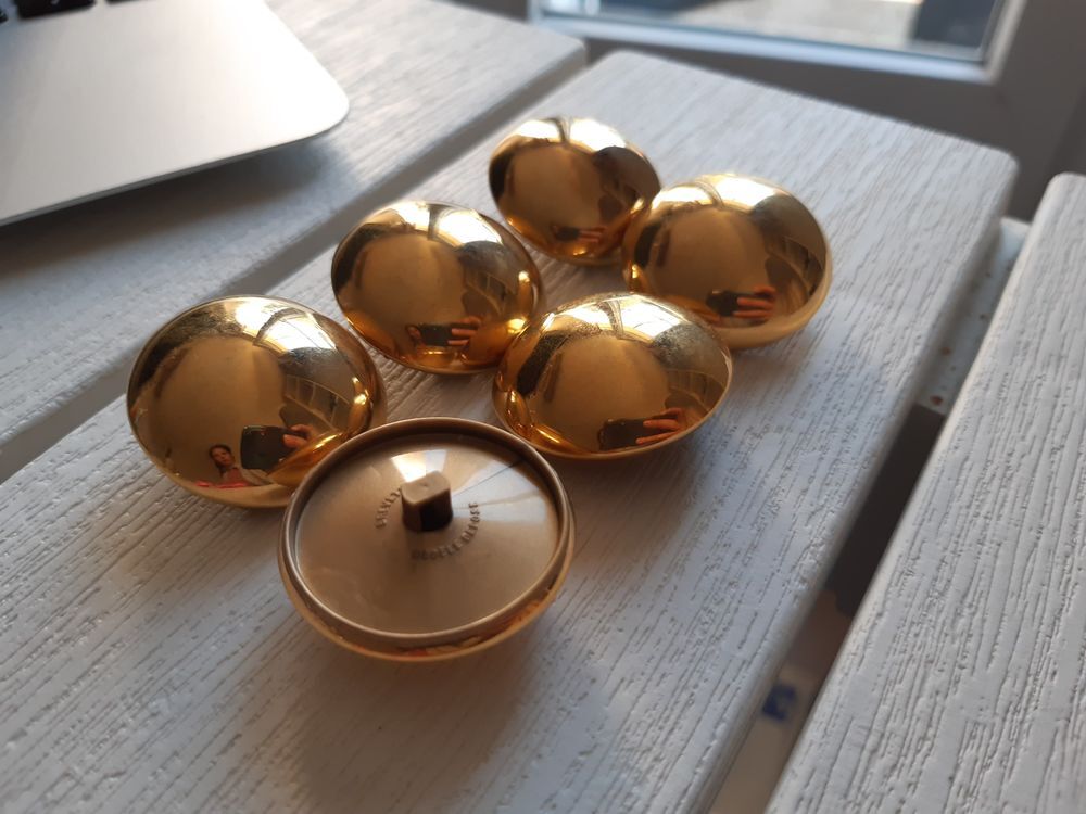 Lot 6 boutons bomb&eacute;s D 3cm plastique dor&eacute; Bijoux et montres