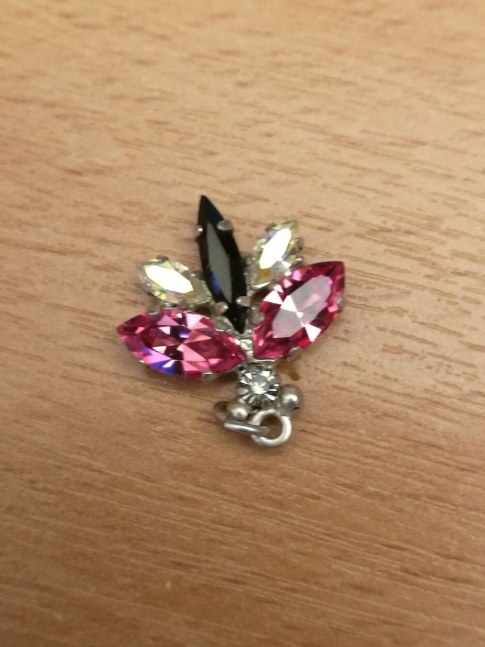 pendentif bijoux pierre rose et transparente Bijoux et montres