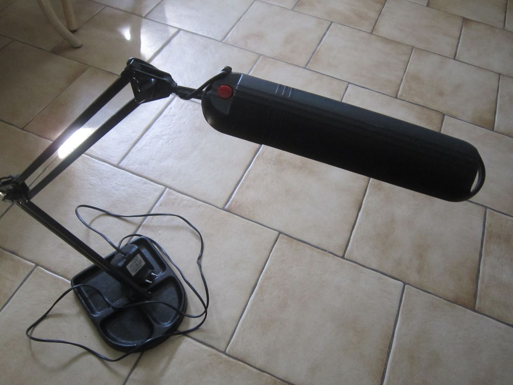 Une lampe de bureau, couleur noire Electroménager