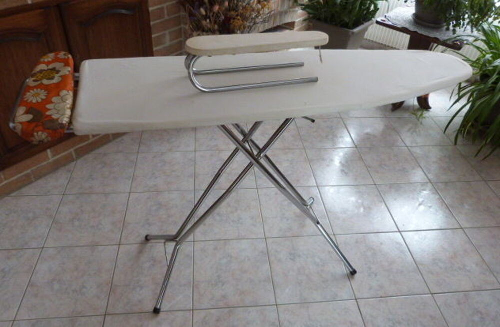 Table &agrave; repasser vintage l&eacute;g&egrave;re TBE, maniable et peu encombr Meubles