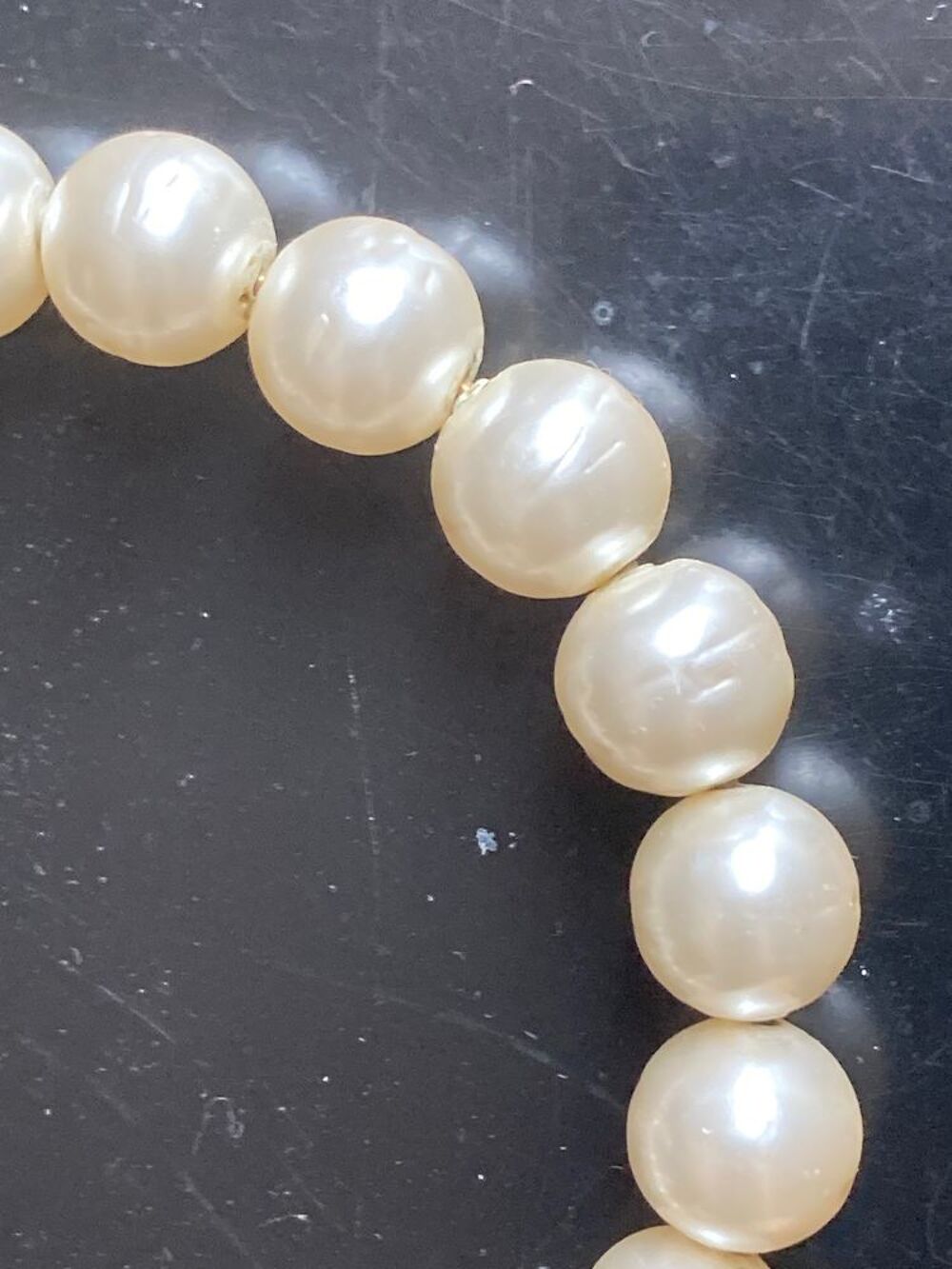 3 bracelets vintage perles Chanel Bijoux et montres