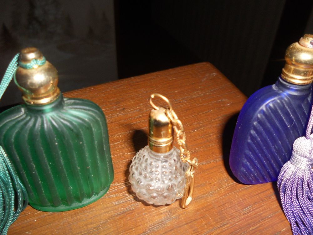 panier osier avec 18 miniatures de parfums diff&eacute;rentes 