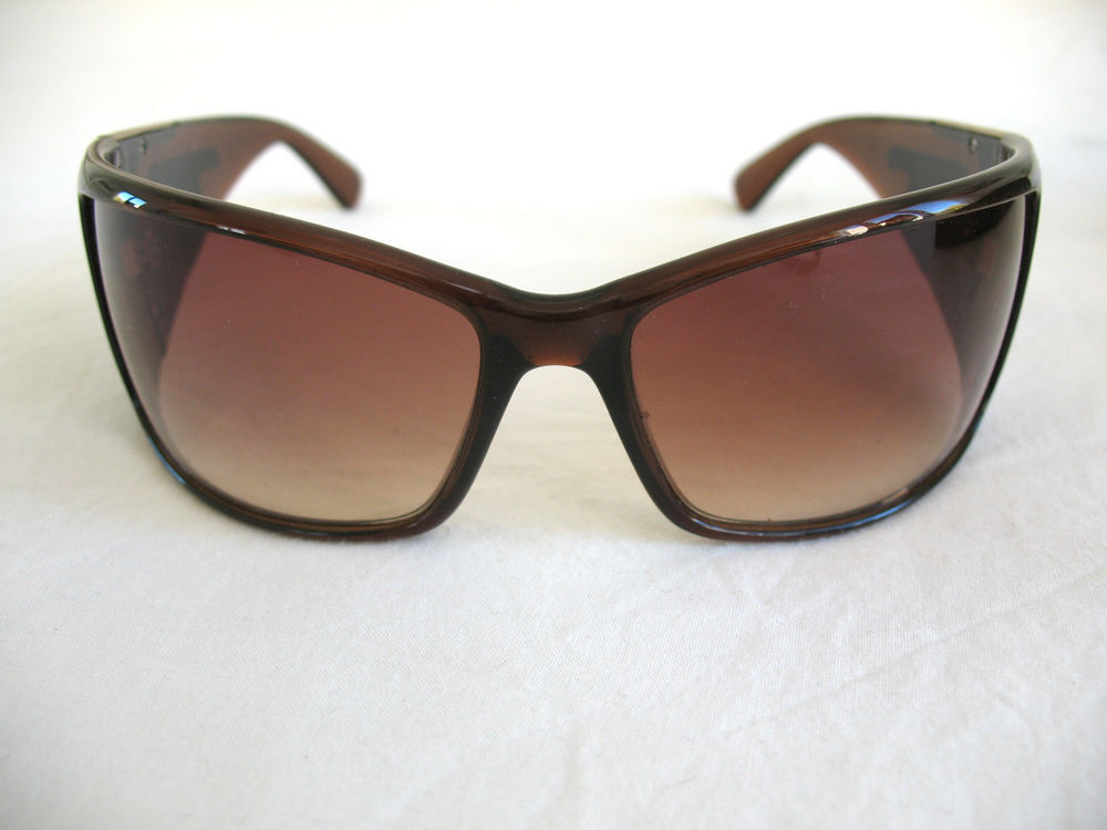 Lunettes de soleil Carolina Herrera
Bijoux et montres