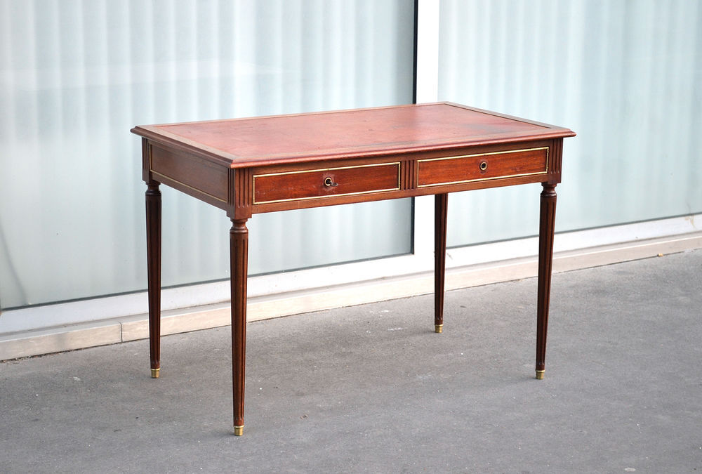 Petit bureau plat de style Louis XVI en acajou Meubles