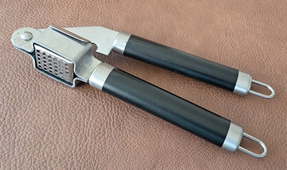 presse ail en m&eacute;tal inox avec grille amovible 
Cuisine